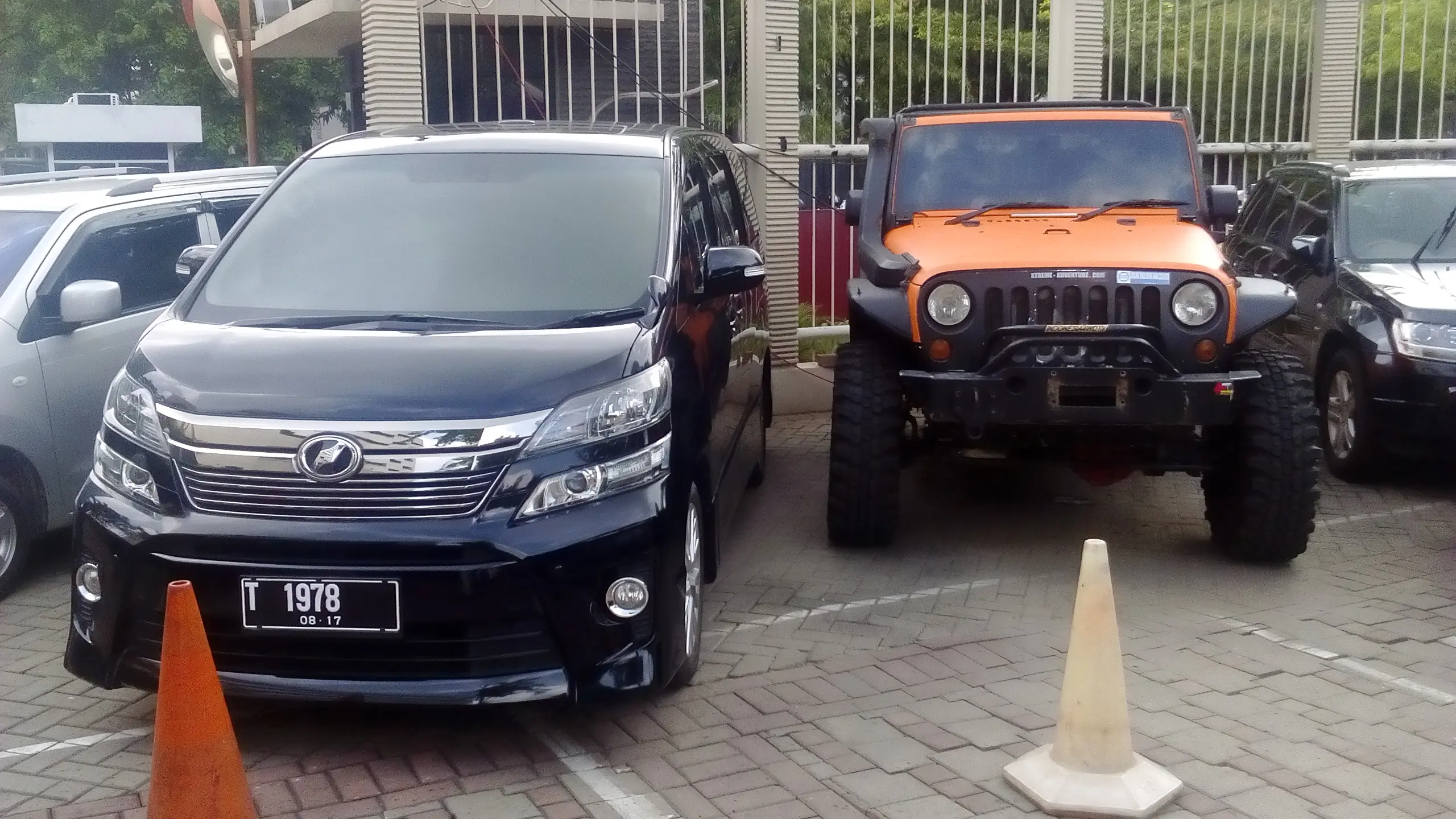 2 Mobil milik Bupati Subang Ojang Suhandi yang disita KPK karena diduga hasil gratifikasi. (Liputan6.com/Putu Merta Surya Putra)