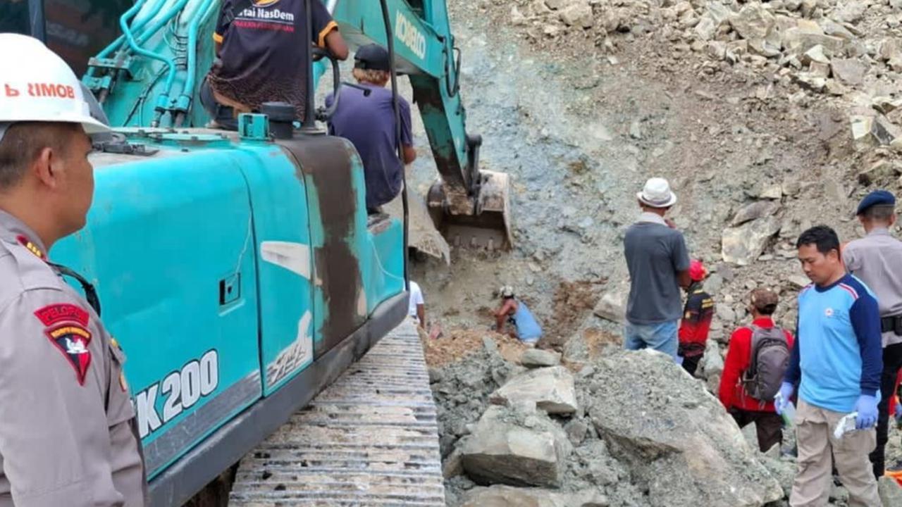 Proses evakuasi korban longsor di Tambang Gunung Kuda Cirebon