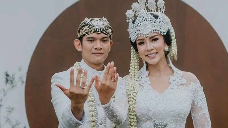 7 Detail Pernikahan Dea Rizkita Berkonsep Adat Sunda dan Modern, Curi Perhatian