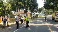 Polisi olah TKP kecelakaan  beruntun di jalan raya Desa Mangir Rogojampi Banyuwangi. (Istimewa)