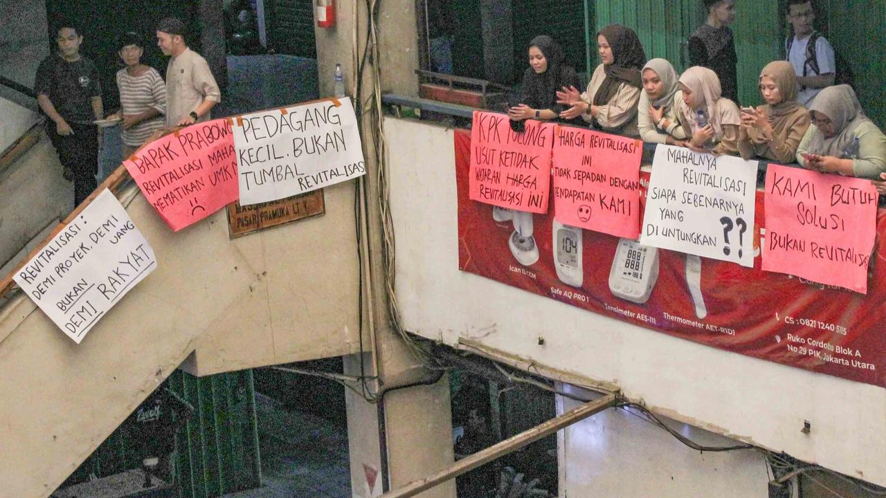 FOTO: Pasar Pramuka Lumpuh, Pedagang Gelar Aksi Tolak Revitalisasi yang Dinilai Memberatkan