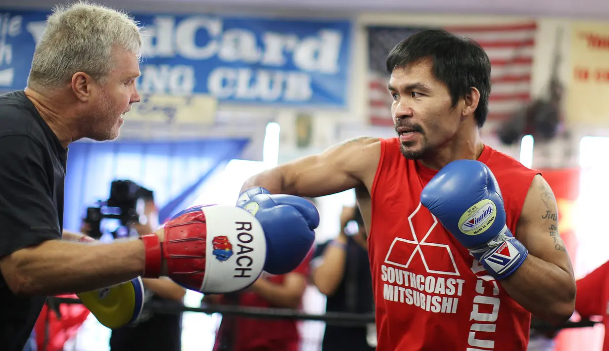 Manny Pacquiao berlatih bersama pelatihnya, Freddie Roach di Los Angeles jelang pertarungan melawan Jessie Vargas, AS (26/10). Pertandingan yang akan datang merupakan penampilan perdana Pacquiao  usai memutuskan pensiun. (Reuters/ Lucy Nicholson)