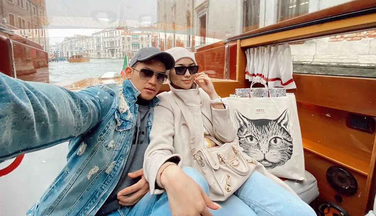 Mengunggah foto bersama sang suami dengan wajah bahagia, kala itu Ciki tengah memegang test pack dan menunjukannya kea rah layar kamera. (Instagram/citraciki)