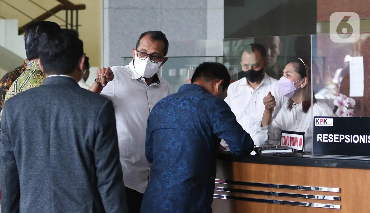 Menteri Hukum dan HAM (Menkumham) Yasonna Laoly sebelumnya telah memanggil Wamenkumham Edward Omar Sharif Hiariej (Eddy Hiariej). Yasonna mengatakan, kepadanya, Eddy Hiariej memberikan penjelasan persis seperti yang sebelumnya disampaikan ke publik. Menurutnya, Eddy Hiariej membantah menerima gratifikasi. (Liputan6.com/Herman Zakharia)