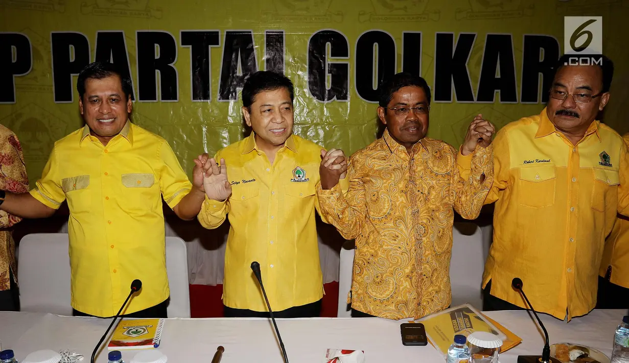 Ketua Umum DPP Golkar Setya Novanto (ketiga kanan) mengangkat tangan saat akan memimpin rapat pleno di Gedung DPP Golkar, Jakarta, Rabu (11/10). Setya Novanto juga telah memenangkan sidang praperadilan terkait kasus e-KTP. (Liputan6.com/Johan Tallo)