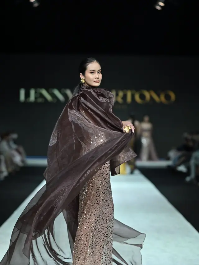 Model yang mengenakan rancangan Lenny Hartono