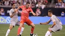 Pemain depan Real Madrid, Gareth Bale (tengah) mempertahankan bola saat berhadapan dengan gelandang AS Roma Javier Pastore (kiri) dan Patrik Schick (kanan) dalam International Champions Cup (ICC) di New Jersey, AS, Selasa (7/8). (AP Photo/Julio Cortez)