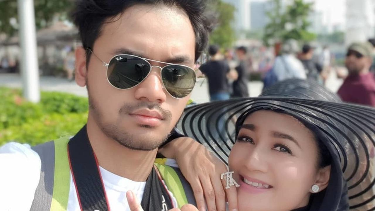 8 Potret Kebersamaan Nini Carlina dengan Beryl Putra Sulungnya yang Tampan dan Kini Bekerja di Irlandia