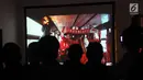 Pewarta menyaksikan pemutaran video musik Indonesia Raya 3 Stanza di Jakarta, Senin (30/10). Beragam elemen masyarakat dilibatkan dalam pembuatan video tersebut. (Liputan6.com/Helmi Fithriansyah)