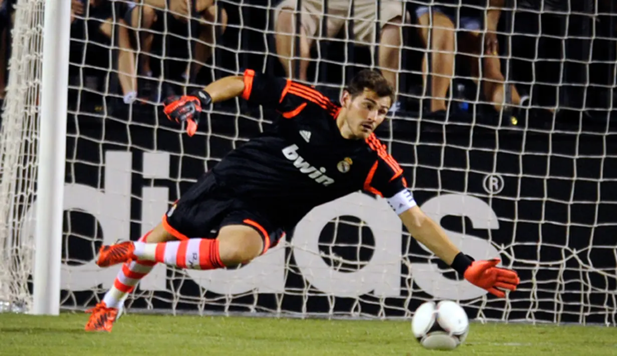 Iker Casillas, berhasil mengantisipasi sebuah tendangan dalam laga persahabatan melawan Santos Laguna di Stadion Sam Boyd, 5 Agustus 2012, Las Vegas, Nevada. Real Madrid menang 2-1.(David Becker/Getty Images)