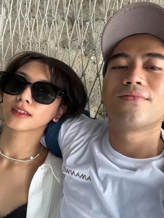 "Lu sih sibuk shooting dari pagi susah banget dihubungin jadinya nulis caption nya agak panjang deh ini. Awas ye lu balesnya cuma “ngeeeng”.  Muah love u. @sheiladaisha," tutup Vidi Aldiano. [Instagram/vidialdiano]