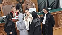 Reza Gladys hadiri sidang lanjutan dugaan pemerasan dan TPPU dengan terdakwa Nikita Mirzani di Pengadilan Negeri Jakarta Selatan. Mereka adu argumen. (Foto: M. Altaf Jauhar)