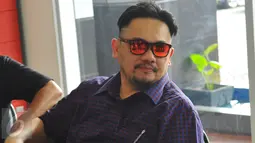 Farhat Abbas saat berada di Kejaksaan Negeri Jakarta Selatan, Kamis, (1/10/2015). Kejari Jakarta Selatan resmi menetapkan Farhat Abbas sebagai tahanan kota selama 20 hari ke depan. (Liputan6.com/Faisal R Syam)