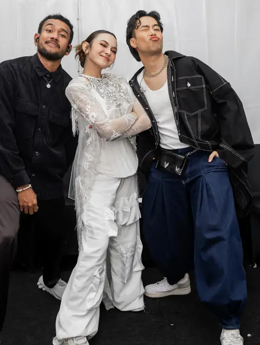 Bahkan kali ini, Mahalini juga terlihat kian memikat dengan paduan sneakers yang membuatnya terlihat kian stylish.  [Foto: Instagram/ Mahalini]