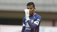Kiper Semen Padang, Teja Paku Alam, saat melawan Bhayangkara FC pada laga Piala Presiden 2019 di Stadion Patriot, Jawa Barat, Minggu (3/3). Bhayangkara FC menang 4-2 atas Semen Padang. (Bola.com/M Iqbal Ichsan)
