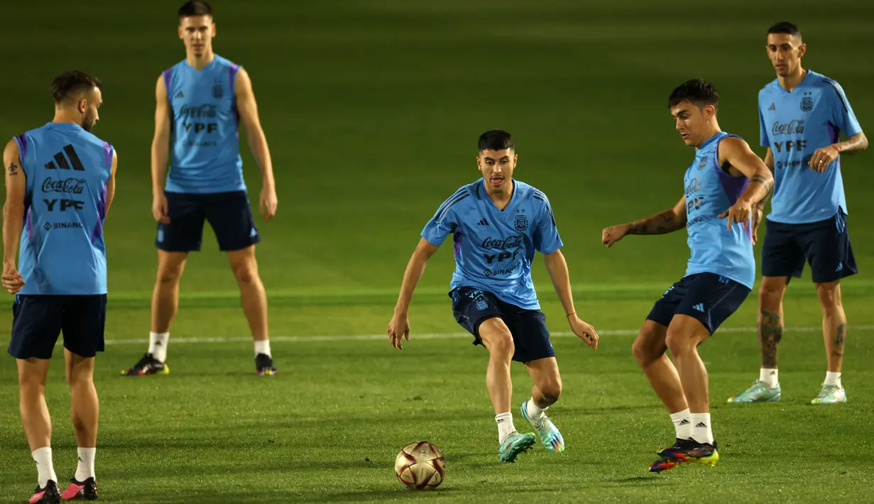 Para pemain Argentina mengikuti sesi latihan timnas jelang partai Final Piala Dunia 2022 melawan Prancis di Doha, Qatar, Kamis (15/12/2022). Argentina vs Prancis merupakan laga yang pantas untuk menutup Piala Dunia 2022. (Paul ELLIS / AFP)