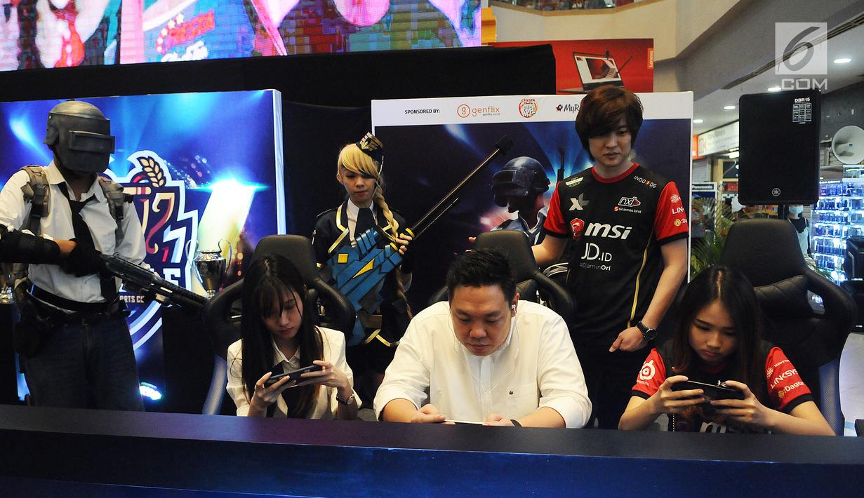 Anggota DPR F-PDIP, Charles Honoris bersama penggiat game Vina Eleast dan Karen Wijaya bertanding game online PUGB mobile dalam turnamen "NXL Mobile Esport Cup 2019" di lantai dasar Mangga Dua Mall, Jakarta, Minggu (17/3). (Liputan6.com/Herman Zakharia)