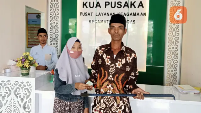 Sumiati dan Samsul Mukmin menikah dengan Mahar Linggis (Liputan6.com/Istimewa)