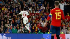 Striker Inggris, Raheem Sterling berselebrasi usai mencetak gol ke gawang Spanyol pada pertandingan  Grup 4 UEFA Nations League 2018 di stadion Benito Villamarin, Sevilla (15/10). Sterling mencetak dua gol di pertandingan ini. (AP Photo/Miguel Morenatti)