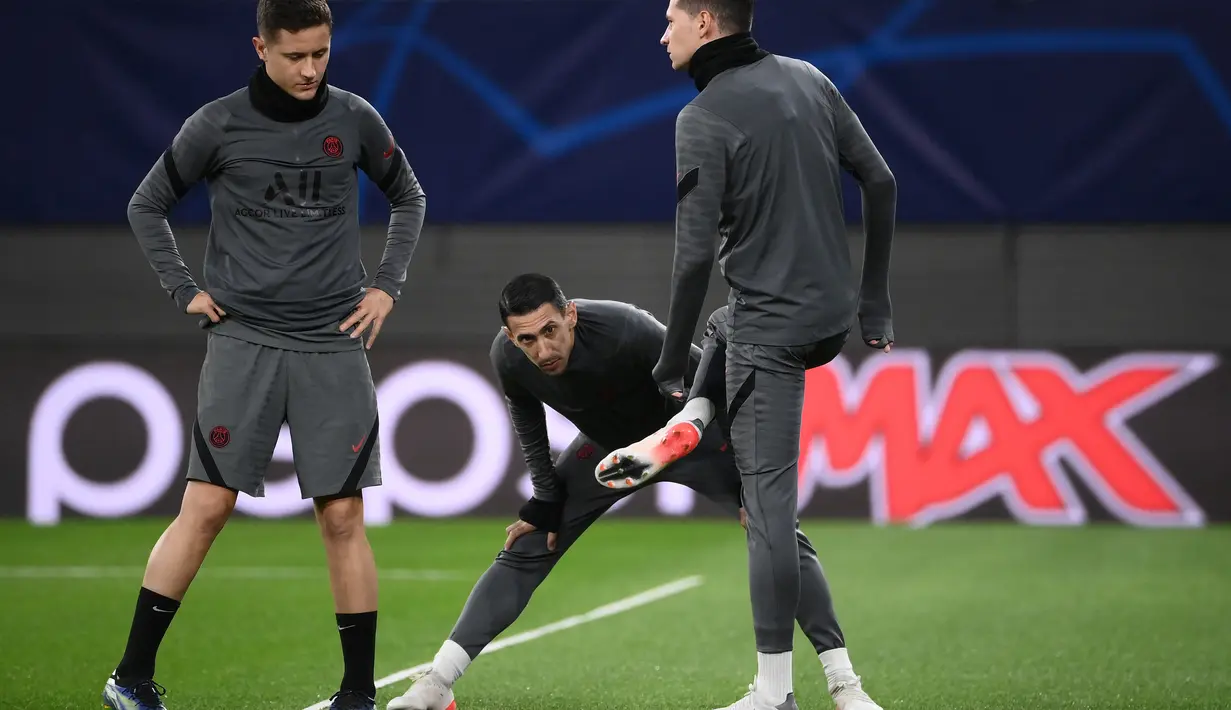 Pemain PSG, Ander Herrera, Angel Di Maria dan Julian Draxler ambil bagian dalam sesi latihan di Leipzig, Jerman timur (2/11/2021). PSG kini memimpin klasemen Grup A dengan tujuh poin dari tiga pertandingan. (AFP/Franck Fife)