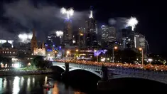 Kembang api menghiasi langit di sepanjang Sungai Yarra pada malam Tahun Baru di Melbourne. (01/1/2018). Langit di kota Sydney juga dihujani sekitar 13 ribu kembang api jenis shell dan 30 ribu kembang api jenis komet. (AFP Photo / Mal Fairclough)
