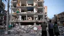 Warga melihat bangunan yang hancur akibat gempa 7.3 SR di Sarpol-e Zahab, Provinsi Kermanshah, Iran, (13/11). Gempa dahsyat di perbatasan Irak-Iran ini menewaskan ratusan orang dan melukai 1.600 lainnya. (Pouria Pakizeh/ISNA via AP)