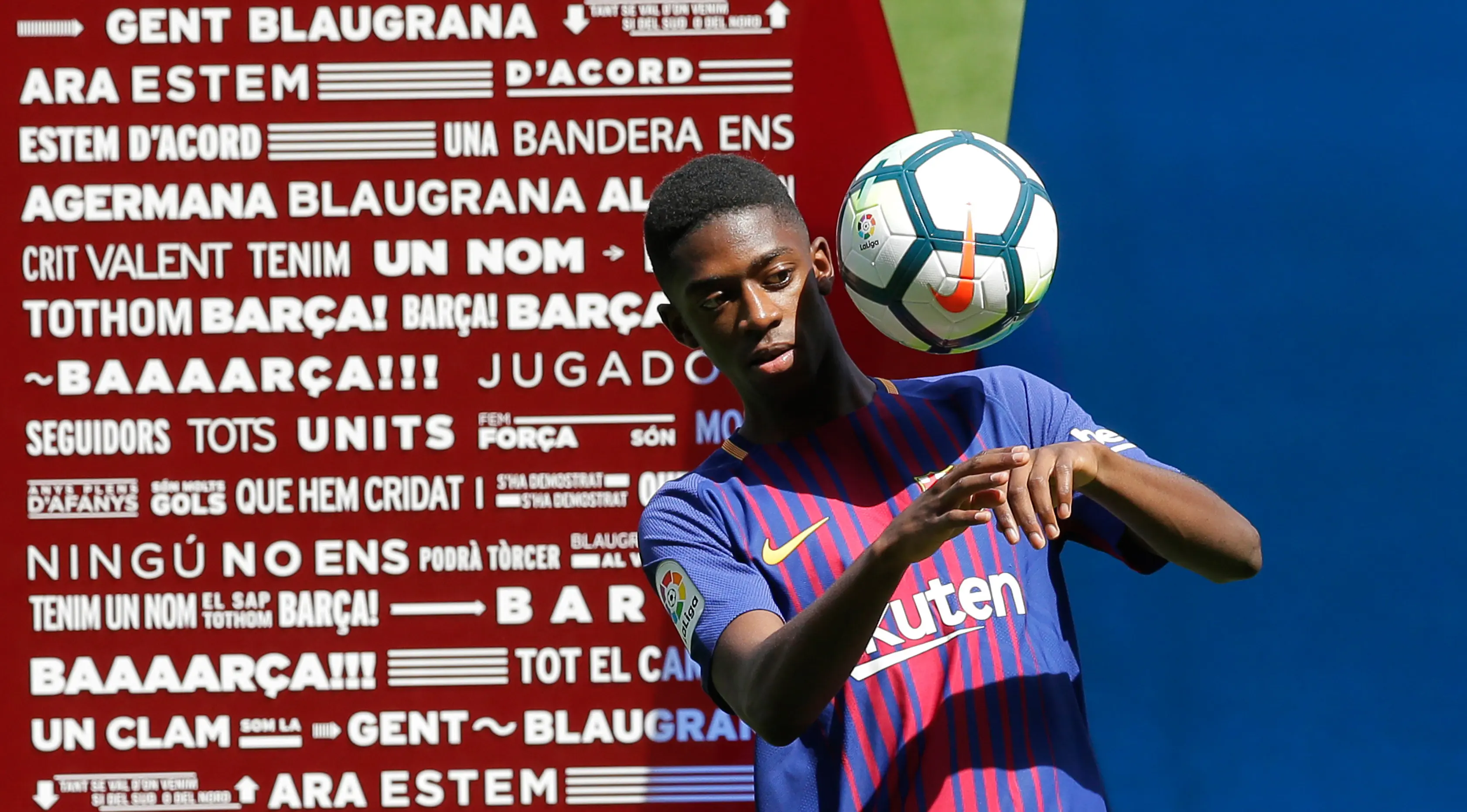Penyerang baru Barcelona, Ousmane Dembele mengontrol bola saat perkenalan dirinya di Stadion Camp Nou, Barcelona, Spanyol, (28/8). Dembele dibeli Barcelona dari Borussia Dortmund. (AP Photo / Manu Fernandez)