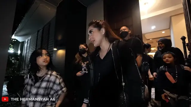 Fuji dan Keluarga Anang Hermansyah