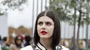 Alexandra Daddario tiba menghadiri acara busana ready-to-wear Spring/Summer 2023 Dior yang dipresentasikan di Paris, Selasa, 27 September 2022. Alexandra Daddario tampil glamor mengenakan celana panjang hitam yang dipadukan dengan kemeja ruffle yang serasi dan rompi bergaya korset krem. (AP Photo/Lewis Joly)