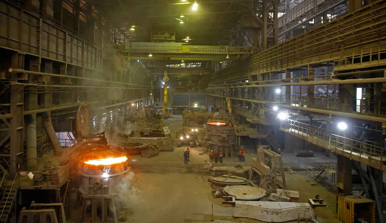 Suasana di pabrik baja ArcelorMittal di Zenica, Bosnia dan Herzegovina, (9/2). ArcelorMittal terbentuk pada 2006 usai pemimpin perusahaan baja Mittal Steel, Lakshmi Mittal mengambil alih Arcelor. (REUTERS/Dado Ruvic)