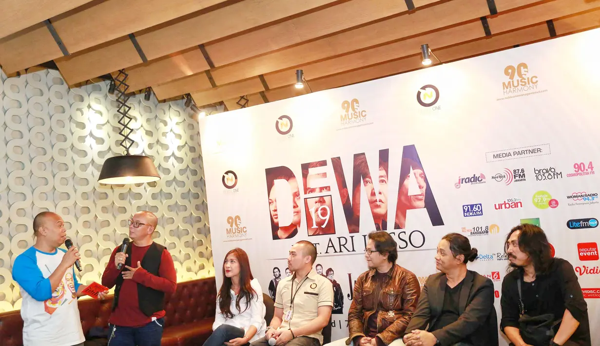 "Memang sekarang kita bikin konsep reuni dengan Ari Lasso dan semua lagu Dewa 19 tahun 90an akan dibawa," imbuh Dian. (Adrian Putra/Bintang.com)