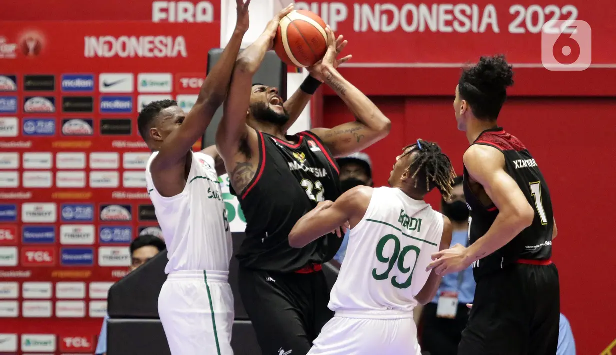Pebasket Timnas Indonesia, Marques Terrell Bolden (kedua kiri) saat melawan Arab Saudi pada Grup A FIBA Asia Cup 2022 di Istora Senayan, Jakarta, Selasa (12/7/2022). Kemenangan ini membuka peluang Indonesia lolos ke delapan besar, jika berhasil memetik kemenangan melawan Yordania di laga berikutnya. (Liputan6.com/Helmi Fithriansyah)