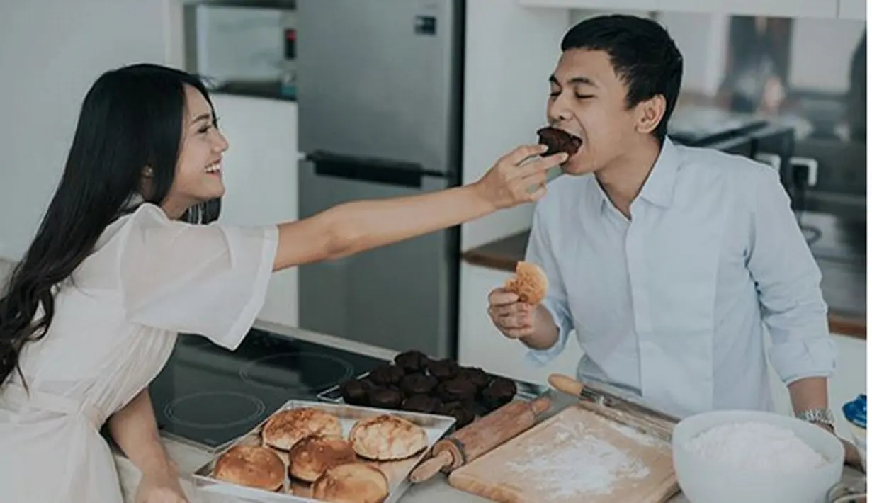 Komika dan pemeran Raditya Dika tidak lama lagi akan melepas masa lajangnya. Pria 33 tahun itu akan menikahi kekasihnya pesinetron Anissa Aziza. (Instagram/aldosinarta)