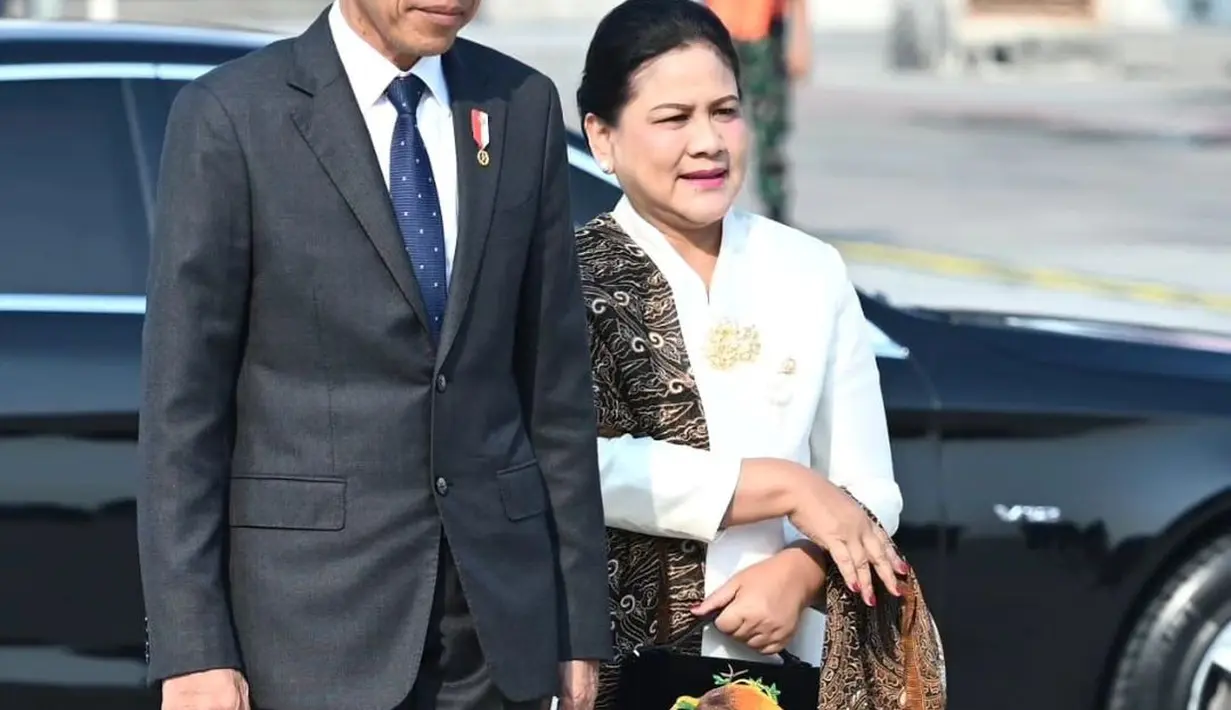 Cantiknya Iriana Jokowi saat mendampingi Presiden bertugas. Kali ini Ibu Negara memilih kebaya putih yang dipadukan dengan kain batik sebagai rok dan selendang. [Foto: Instagram/jokowi]