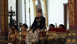 Raja Keraton Solo, Paku Buwono XIII duduk di atas dampar kencana yang menjadi singgasananya di keraton.(Liputan6.com/Fajar Abrori)