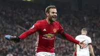 Selebrasi Juan Mata usai mencetak gol pertama Manchester United (MU) ke gawang Watford dilakukan dengan mencopot sepatunya. (Nick Potts/PA via AP)