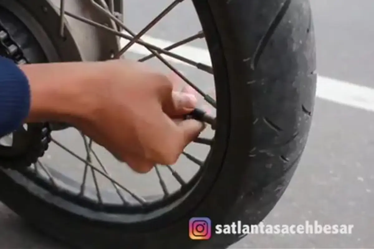 Membuka Pentil Ban agar Kempes