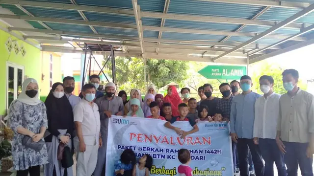Penyaluran bantuan karyawan BTN Kendari kepada warga tak mampu di Sulawesi Tenggara.(Foto Rohis BTN Kendari)