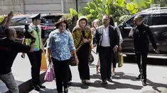 Istri Ketua DPR Setya Novanto, Deisti Astriani Tagor memenuhi panggilan KPK di Jakarta, Senin (20/11). Desti ditemani sejumlah orang untuk menjalani pemeriksaan sebagai saksi terkait kasus korupsi KTP Elektronik (e-KTP). (Liputan6.com/Faizal Fanani)