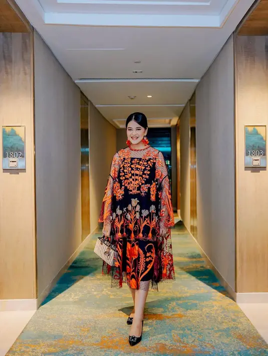 Selain sering terlihat mendampingi sang suami bertugas, Kahiyang Ayu juga sering menghadiri pagelaran desainer tanah air, seperti Biyan. Kahiyang Ayu tampil elegan dibalut dress bernuansa biru dan oranye yang sangat cantik rancangan Biyan. [Foto: Instagram/ayanggkahiyang]