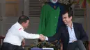 Gubernur DKI Jakarta, Pramono Anung, bersalaman dengan Co-Founder & Chief Championship Officer Formula E, Alberto Longo, saat konferensi pers Launching Ceremony Jakarta E-Prix 2025 di Pendopo Balai Kota Jakarta, pada Kamis (24/4/2025). (Bola.com/M Iqbal Ichsan)