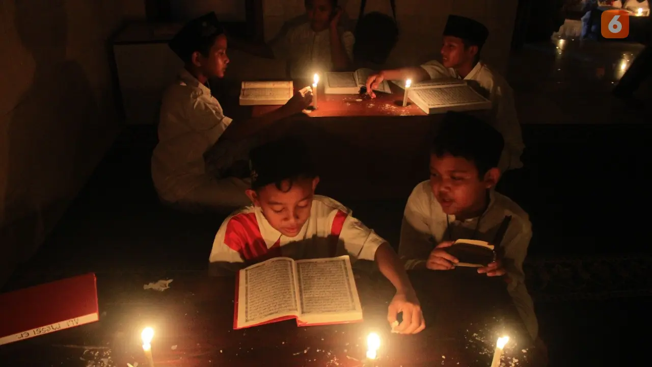 Baca Al-quran di Bawah Cahaya Sentir