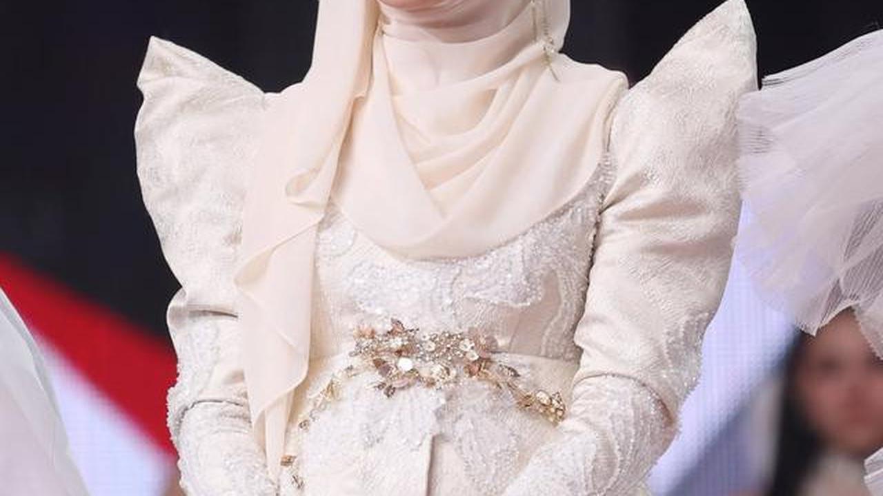 8 Potret Lesti Kejora dengan Gaun Brokat Muslim Modern saat Menang IMA 2025