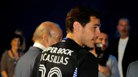 Iker Casillas dengan no. 12 di punggungnya saat berkunjung ke Museum FC Porto di Stadion Dragao, Porto, Portugal. (14/7/2015). (AP Photo/Paulo Duarte)