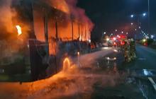 Misteri Percikan Api: Bus Royal Trans Terbakar Hebat di Tol Kelapa Gading, Kerugian Capai Rp2 Miliar!