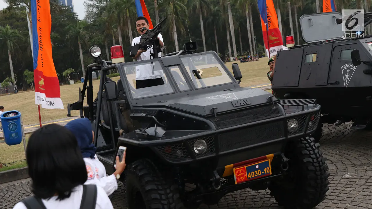 Deretan Pose Warga di Pameran Alutsista TNI