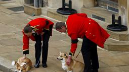 Dua anjing corgi milik Ratu Elizabeth II di pemakaman sang majikan, Senin 19 September 2022. (Foto: Peter Nicholls/Pool Photo via AP)