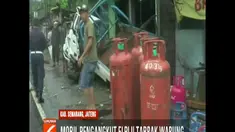 Kerasnya hantaman kecelakaan itu membuat sopir dan kernetnya terjepit di antara kabin mobil. Sementara, muatan tabun gas terlempar ke jalan.