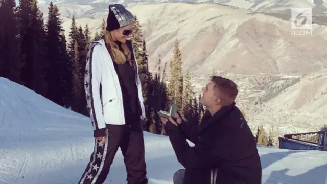 Kabar bahagia datang dari Paris Hilton. Ia dilamar sang kekasih, Chris Zylka, dengan romantis di Aspen Mountain, Colorado