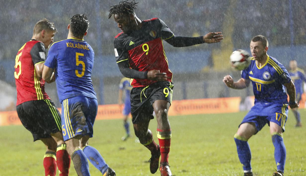 Pemain Bosnia, Sead Kolasinac (2kiri) berebut bola pemain Belgia, Michy Batshuayi (2kanan) pada kualifikasi Piala Dunia 2018 grup H di Grbavica stadium, Sarajevo, Bosnia, (7/10/2017). Belgia menang 4-3. (AP/Amel Emric)